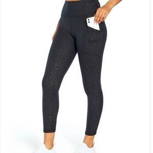 Work out 25” cropped leggings black cheetah print NWT